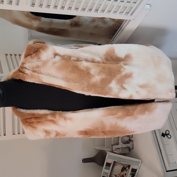 entro Faux Fur Vest - Picture 2 of 9